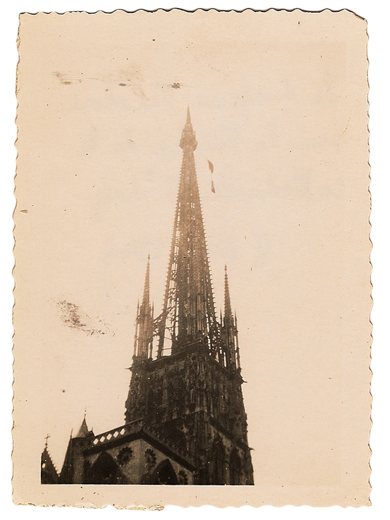 "Le drapeau tricolore sur la flche de la cathdrale, "V" day (photo prise le 8 mai 1945)" (c) Editions AO Andr Odemard, 2009;